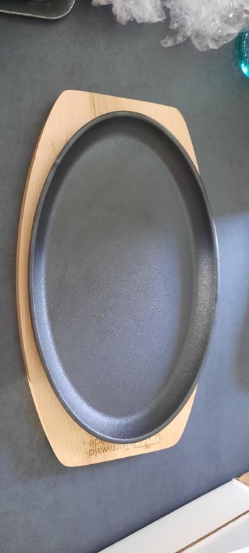 Plat en fonte avec support