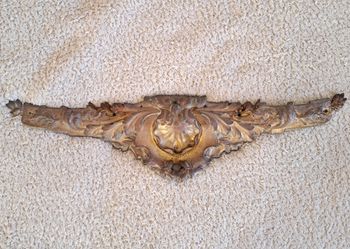 Grand ornement garniture en métal doré pour meuble et autre