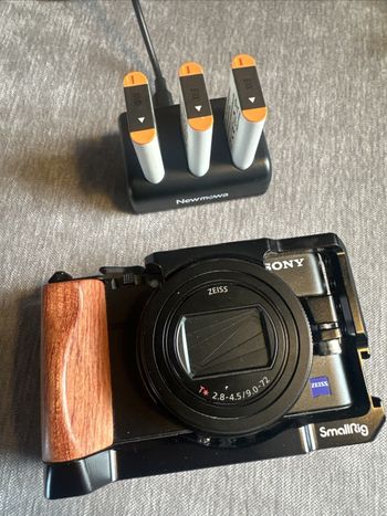 Appareil photo Sony Cyber-shot DSC-RX100 VII + SmallRig + Chargeur + 4 Batteries + Etui