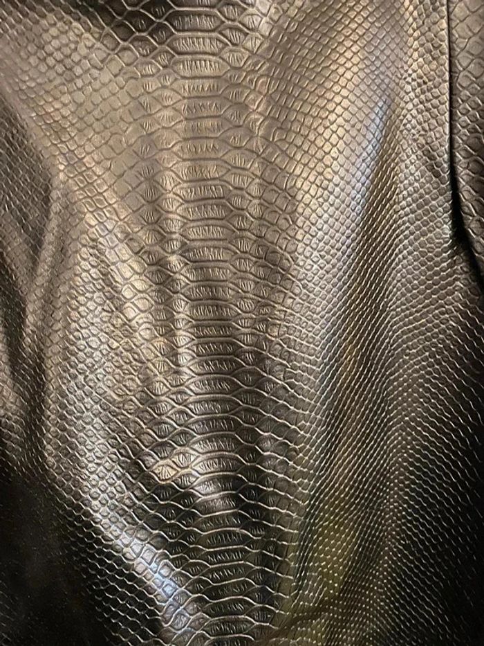 La femme en noir jupe crayon serpentine 4xl - photo numéro 2