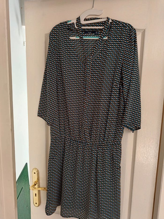 Robe fluide avec petit lien fantaisie autour du cou