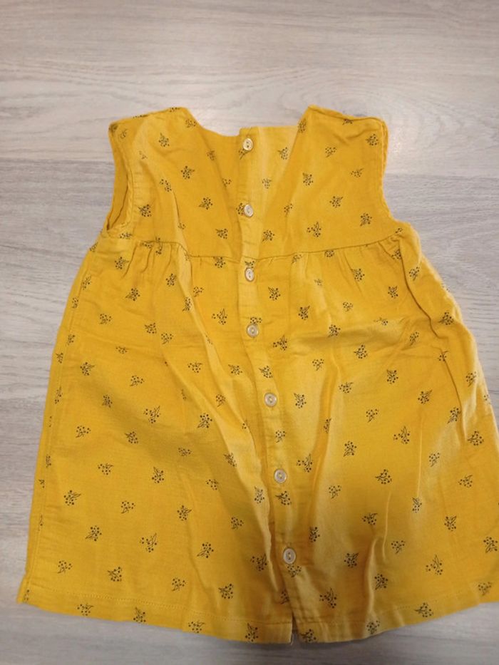 Robe moutarde motifs floraux noirs Kiabi 18 mois - photo numéro 3