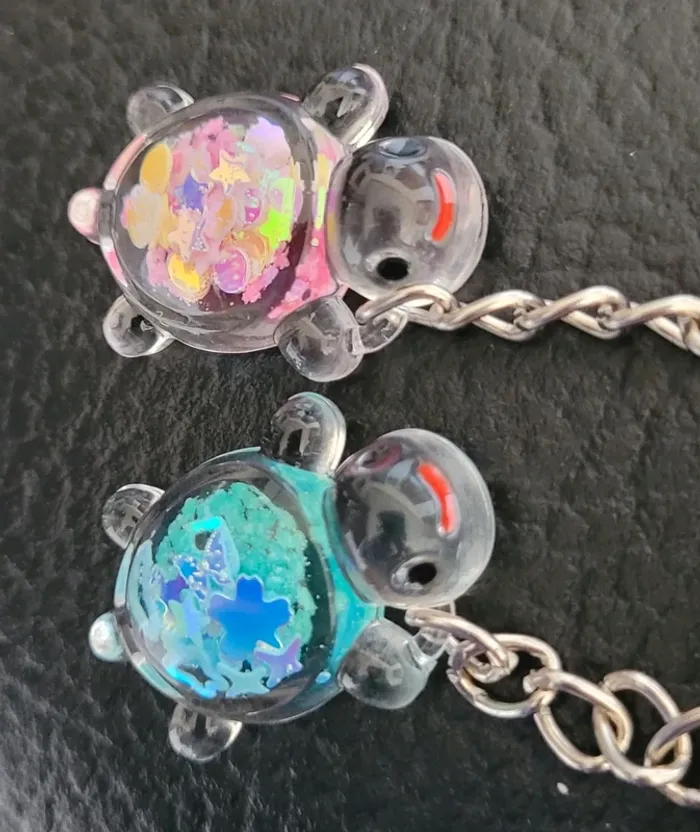 Lot de deux porte-clés tortues fluorescentes - photo numéro 3