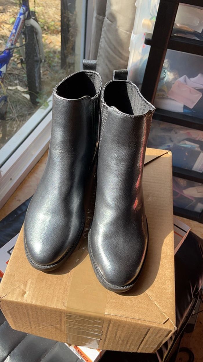 Jolies bottines couleur argentée pointure 38 - photo numéro 5