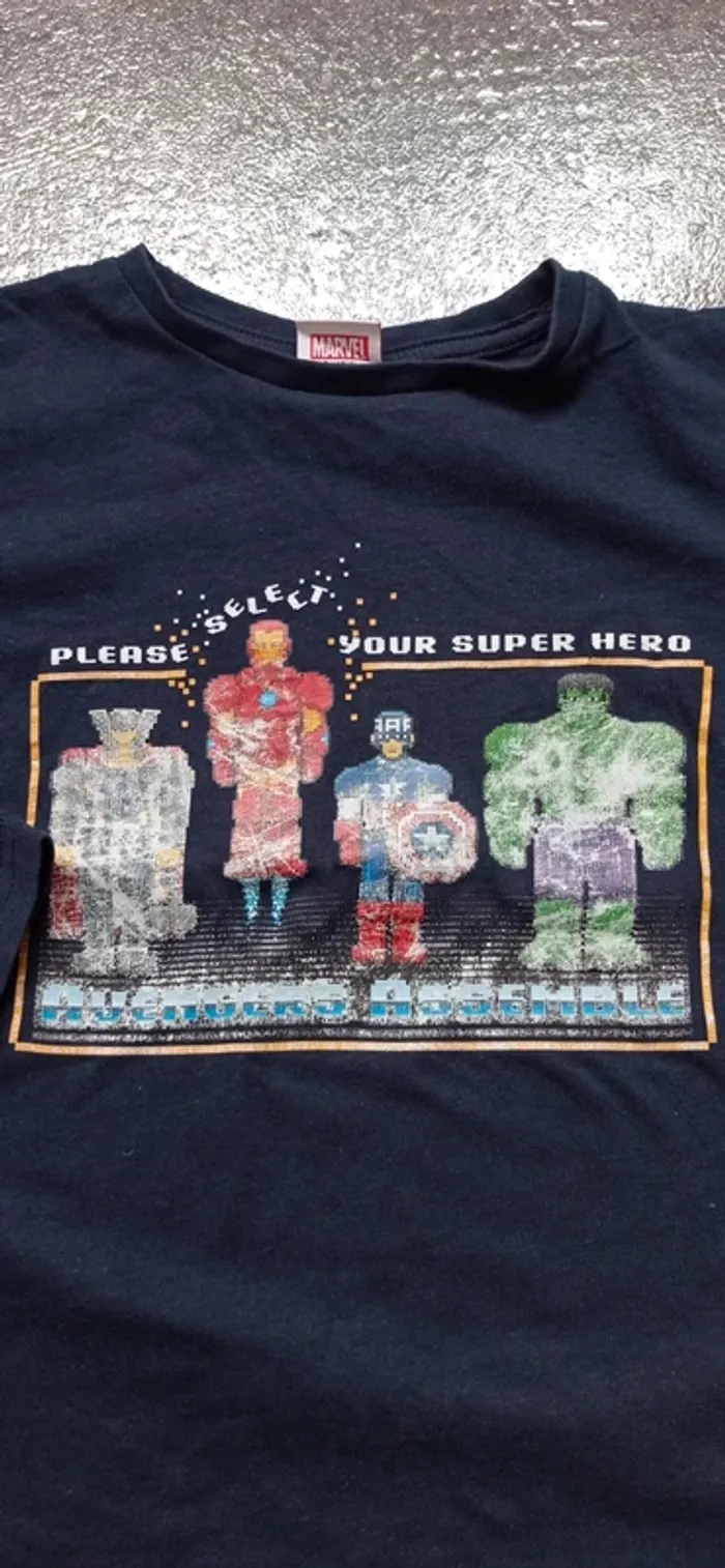T-shirt Marvel taille 8 ans mais taille petit 
Bon état, les couleurs des motifs sont abîmés - photo numéro 3