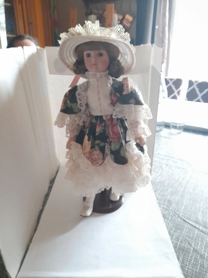 Poupée porcelaine fleurs et dentelles vintage - photo numéro 4