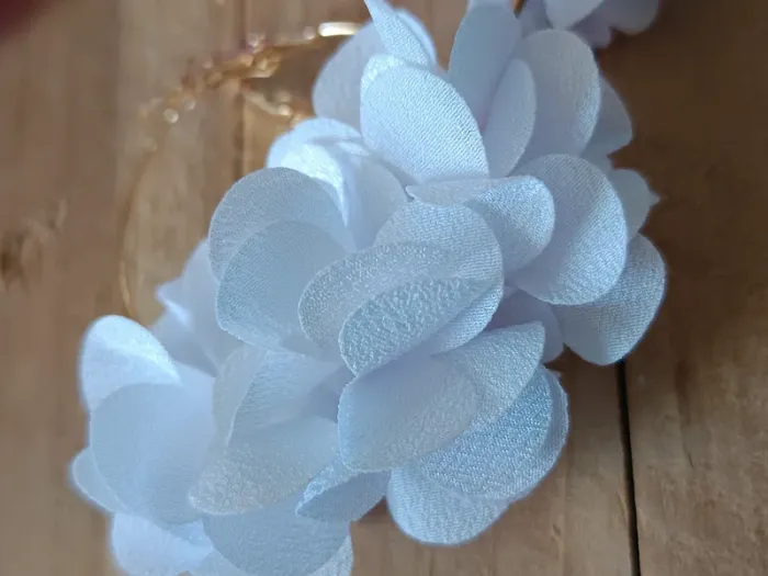 Boucles d'oreilles créoles fleurs blanches - photo numéro 2