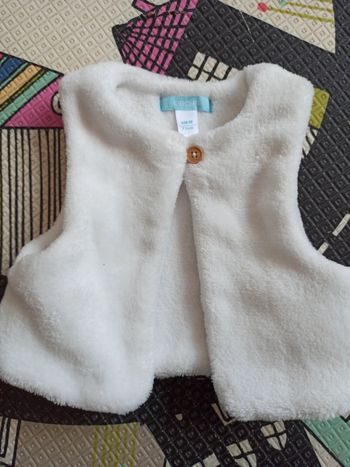 Gilet blanc sans manche moumoute