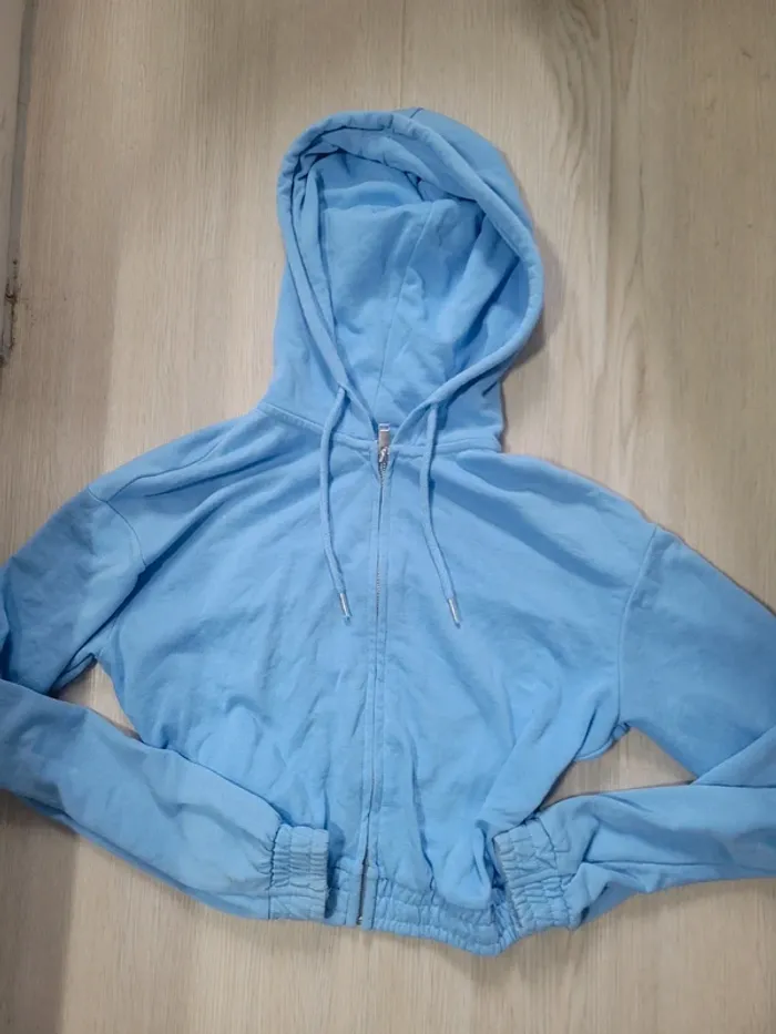 Sweat à capuche court bleu clair H&M - photo numéro 2