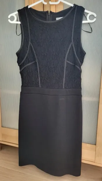 Robe noire sans manches