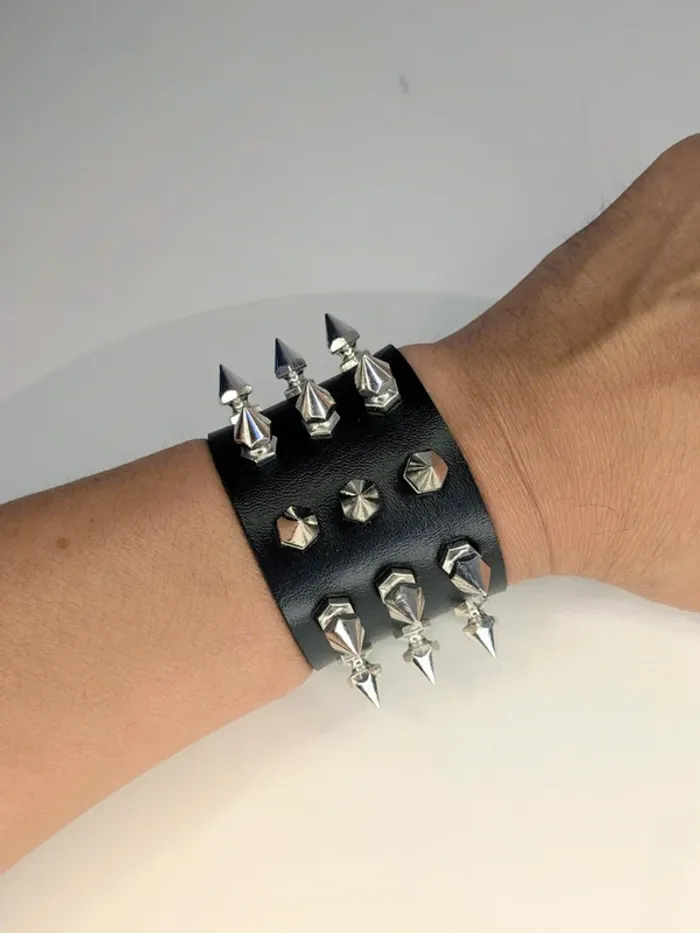 Bracelet gothique à pointes – L’accessoire qui impose le respect - photo numéro 2