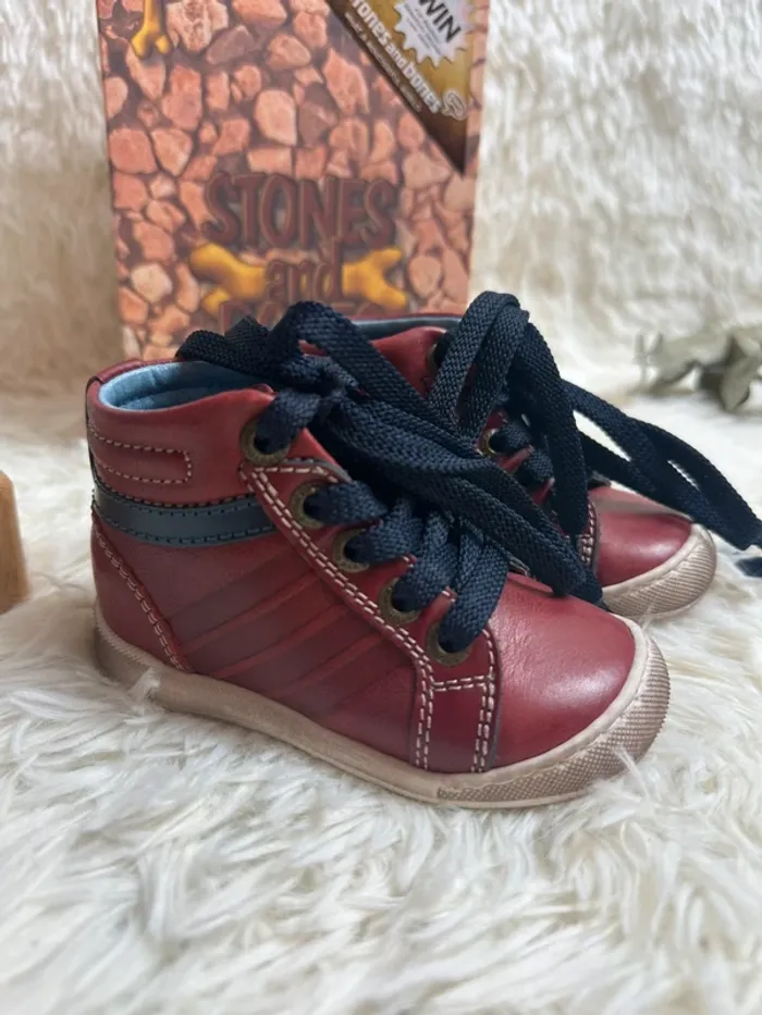 Paire de chaussures bordeaux Stones and Bones taille 20 - photo numéro 2