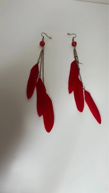 Paires de boucles d’oreilles rouge à plume