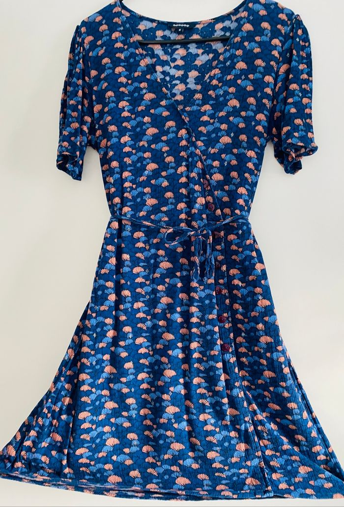 Robe bleue à motifs roses