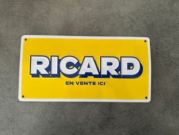 Plaque en métal jaune et bleu marine Ricard 30x15cm