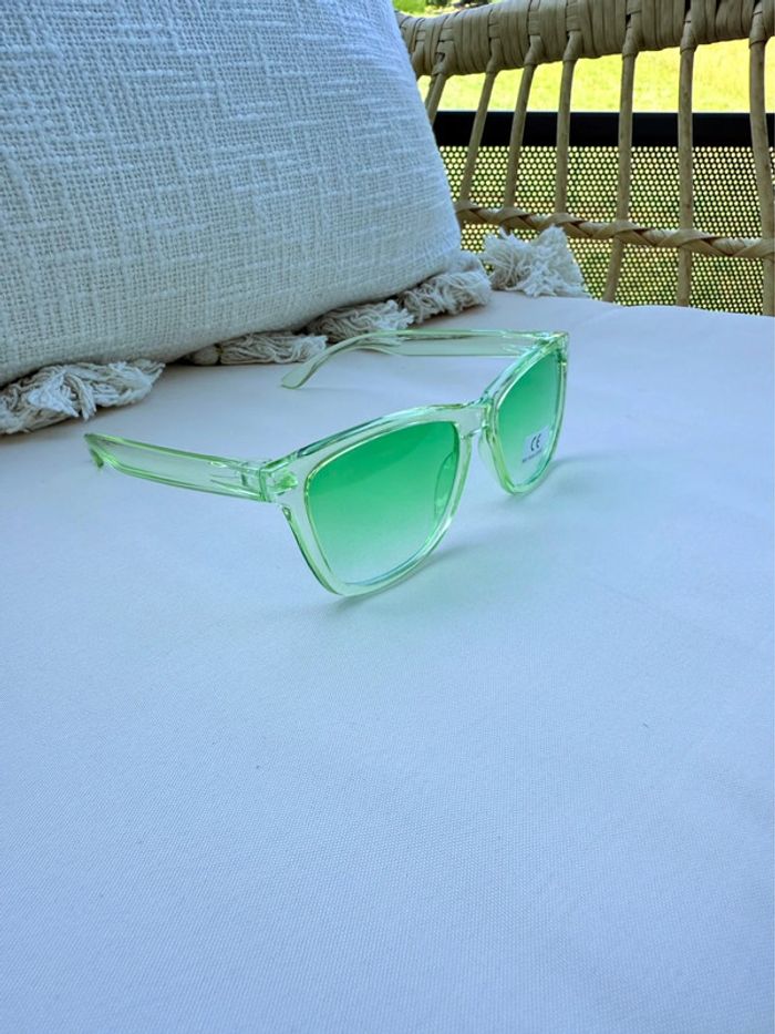 Lunettes de soleil vertes transparentes – look rétro tendance - photo numéro 2