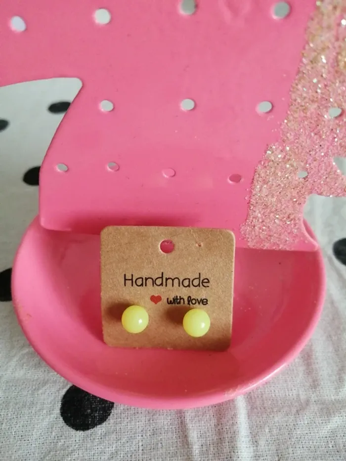 Boucles d'oreilles petites boules jaunes fluo / sans marque - photo numéro 3