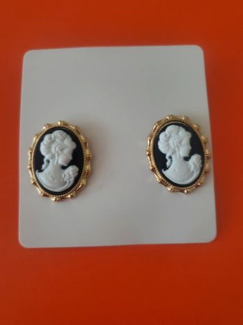 Boucles d'oreilles clou visage camee