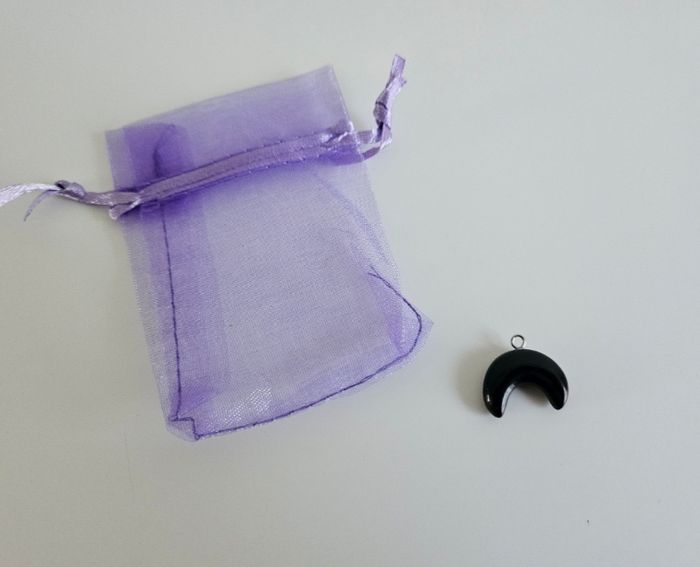 Pendentif lune noire