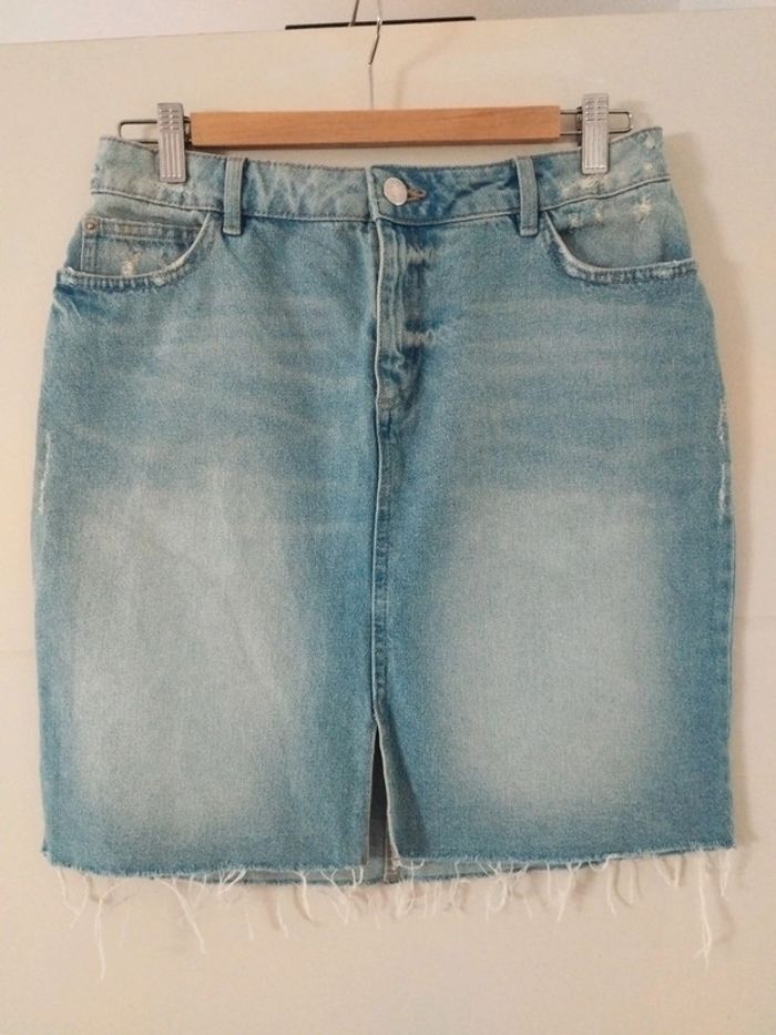 Jupe courte en jean bleu avec fente et franges taille 38