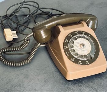 Ancien téléphone à cadran