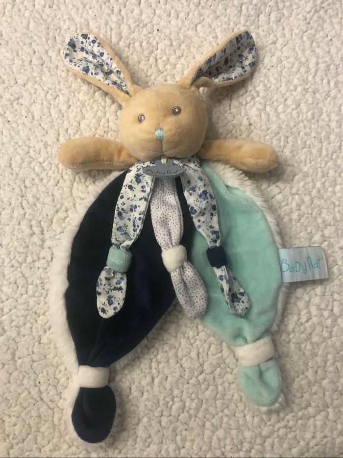 Doudou plat lapin bleu blanc Poupi BabyNat’ Baby Nat’