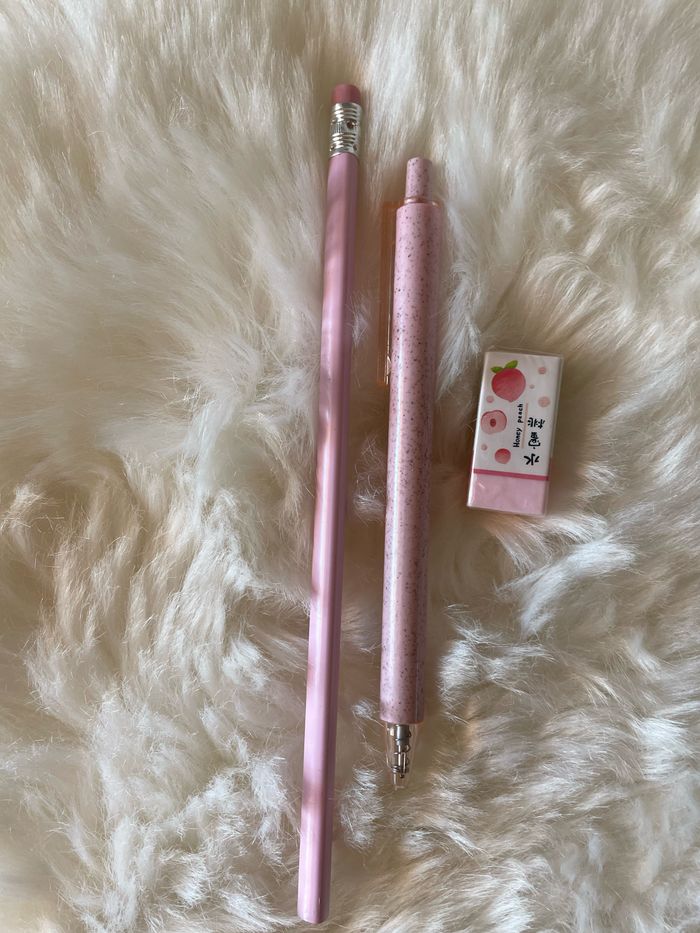 1x crayon à papier + 1x stylo + 1x gomme