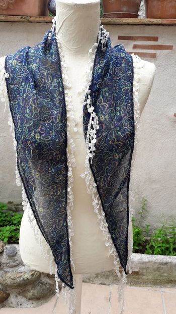 Foulard triangulaire motif cachemire bordé de dentelle