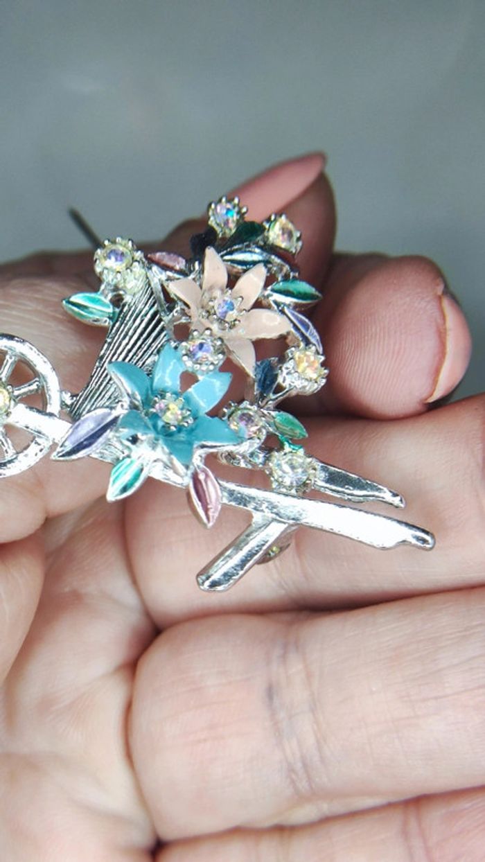 Broche brouette de fleurs - photo numéro 5