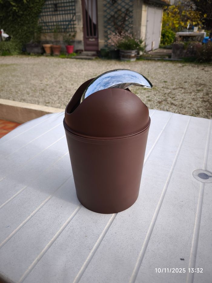 Petite poubelle marron - photo numéro 4