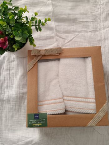 🎁 Coffret serviettes 4 pièces 100% coton – Neuf