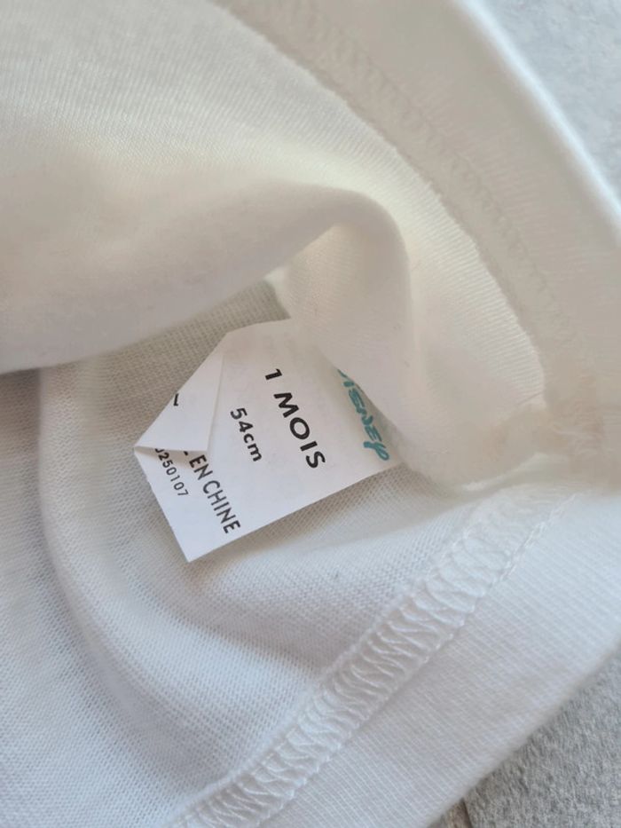 Haut disney 1 mois neuf - photo numéro 3