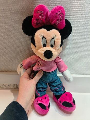 Peluche Minnie rose jean fleurs brodées Disney