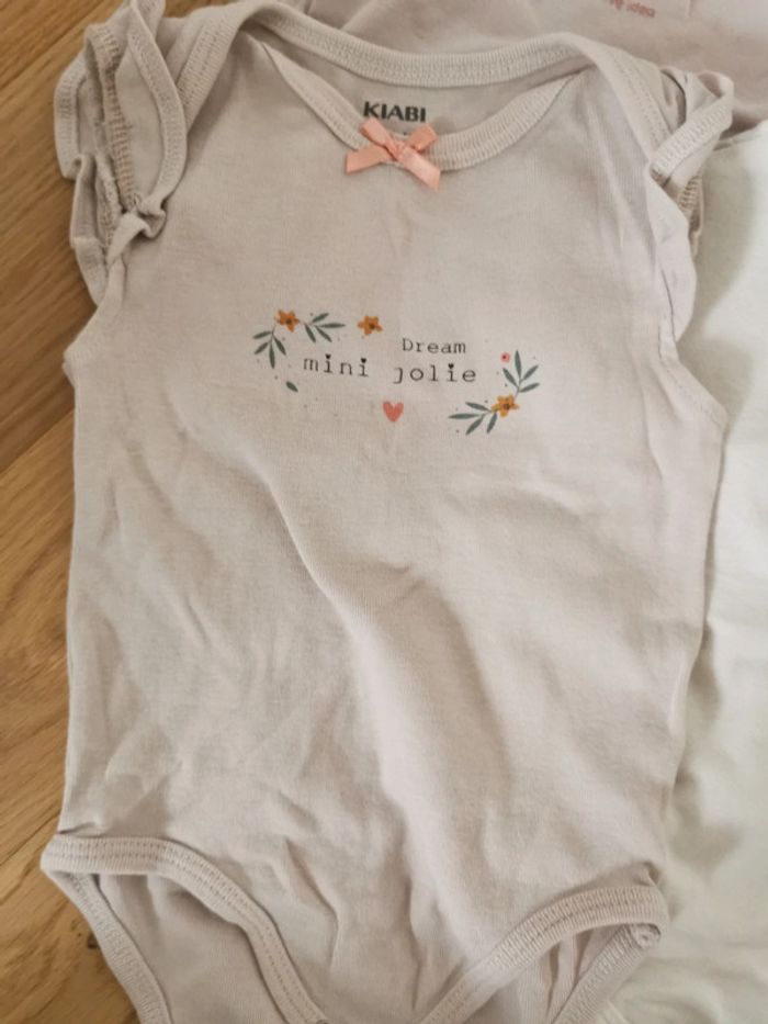 Lot de 4 bodies 9 mois - photo numéro 2