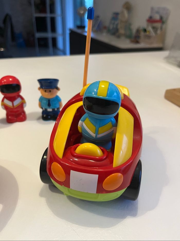 Voiture télécommandée et 4 personnages - photo numéro 2