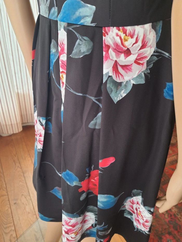 Jolie Robe Paola! Taille be fr 38 noir fleuries - photo numéro 10