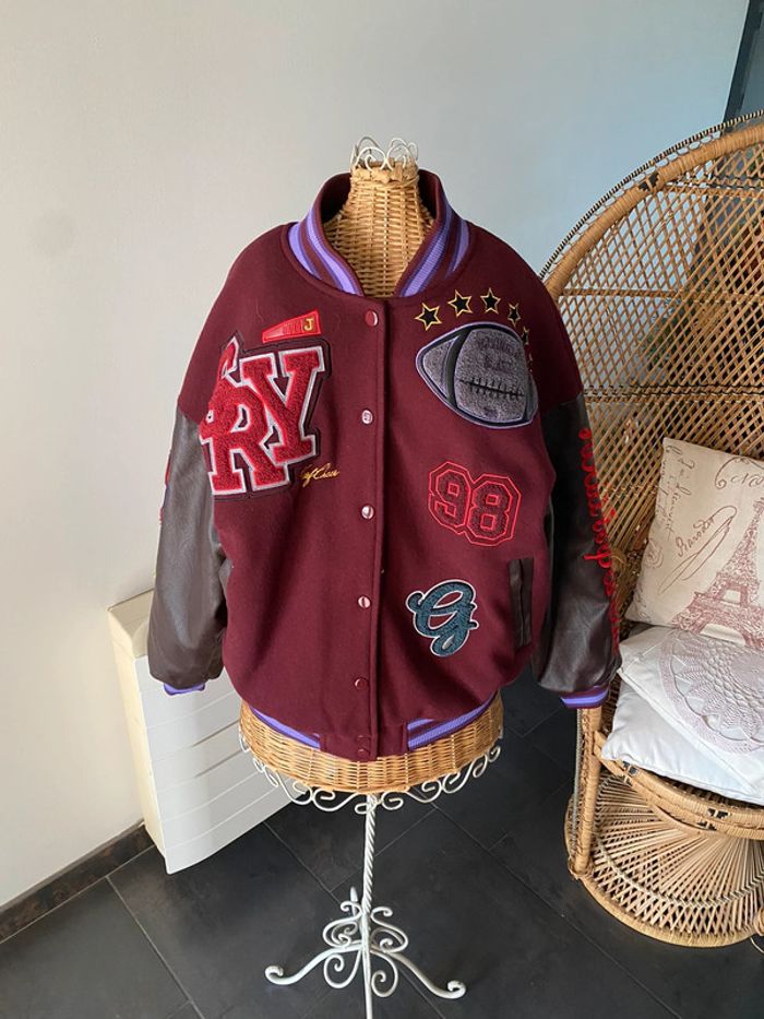 Blouson Teddy Bershka neuf avec étiquette taille XS bordeaux avec motifs - photo numéro 2