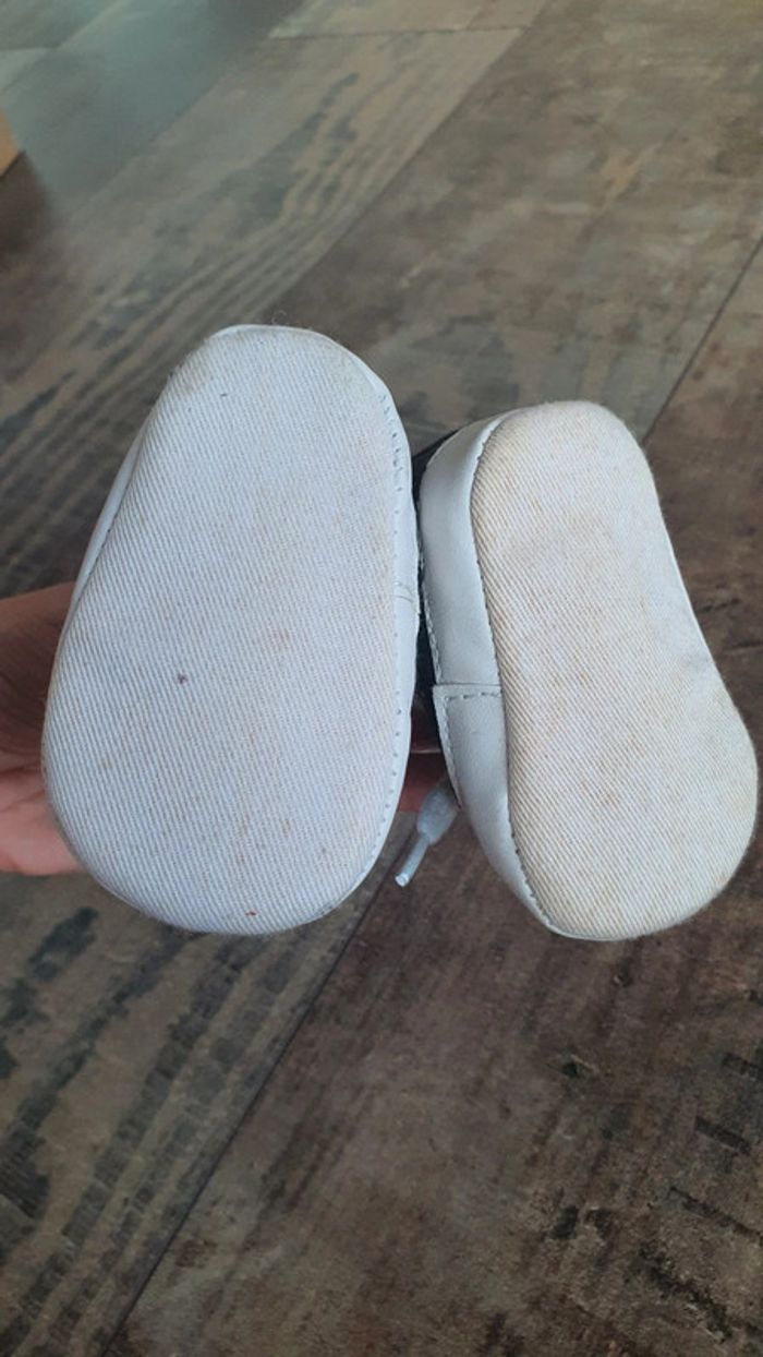 Petit chaussons chaussures 1/3 mois en très bon état 👌 - photo numéro 2