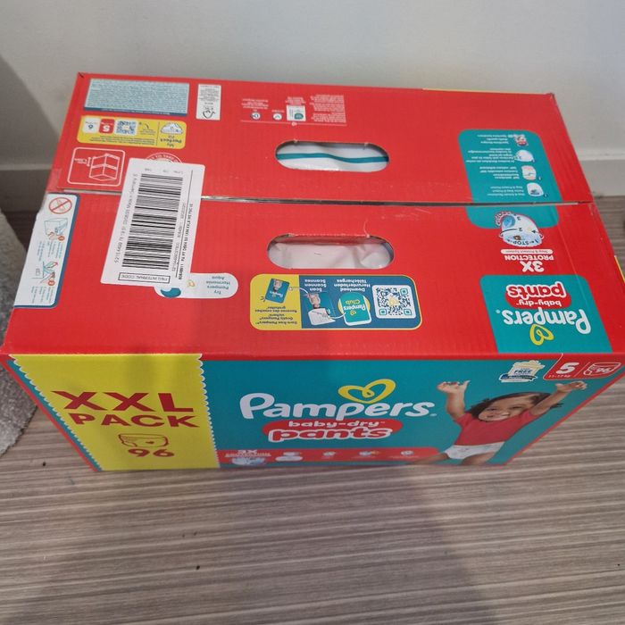 Un Carton de couches pampers taille 5 culottes