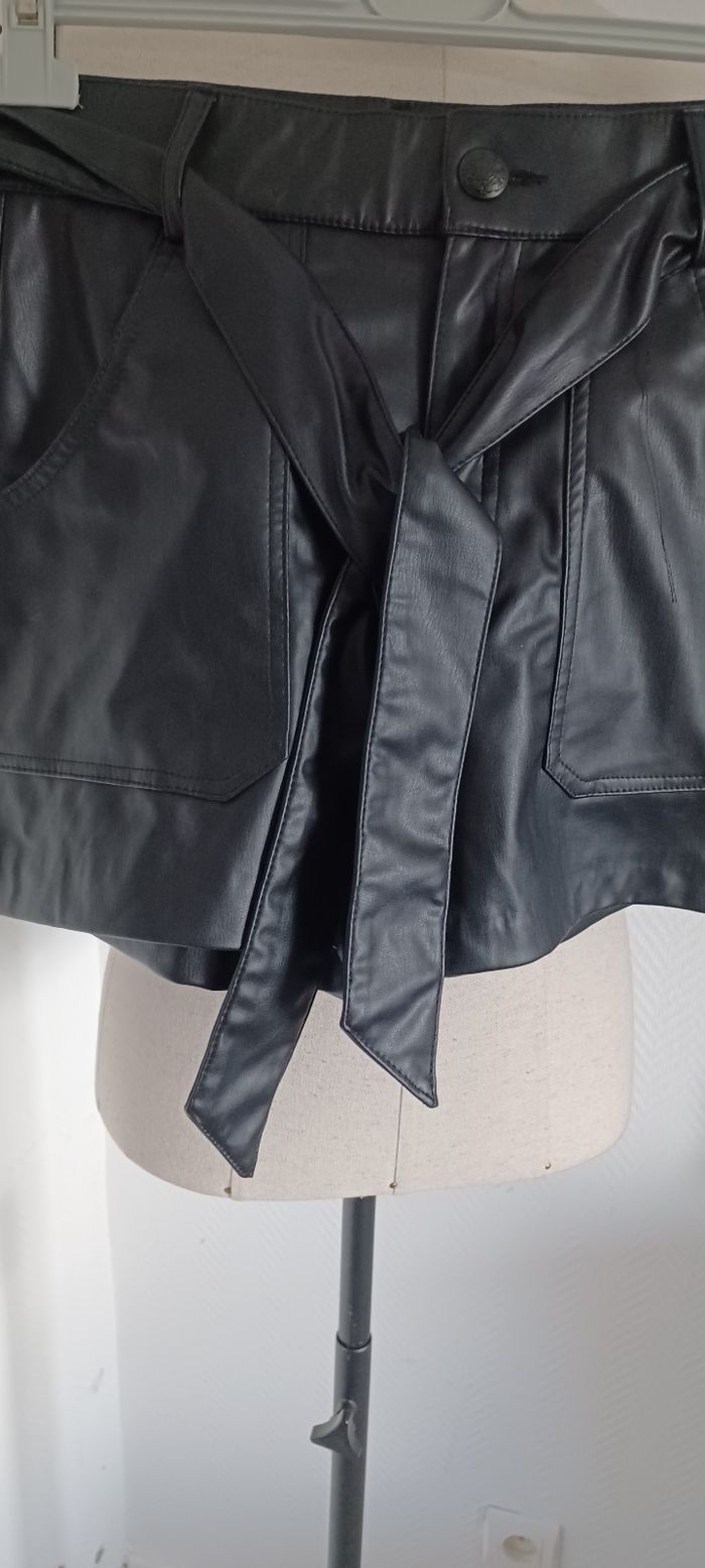 Très beau short simil cuir femme T 38 - photo numéro 4
