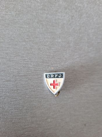 Insigne badge croix rouge française de la jeunesse CRFJ