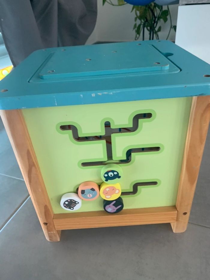 Grand cube d’activité en bois