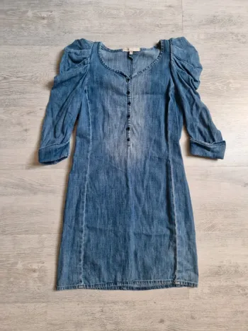 Robe en jean Maje avec épaulettes indiquée S mais convient à un XS modèle Savonner