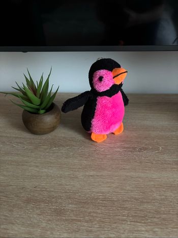 Peluche pingouin noir rose fluo