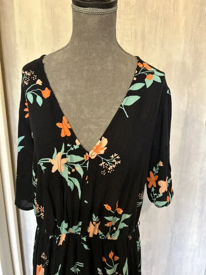 Robe noir à fleurs - photo numéro 2