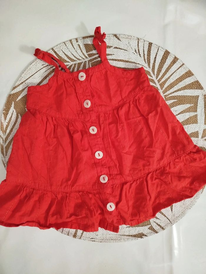 Robe rouge a bretelles boutons devant 3 mois - photo numéro 3