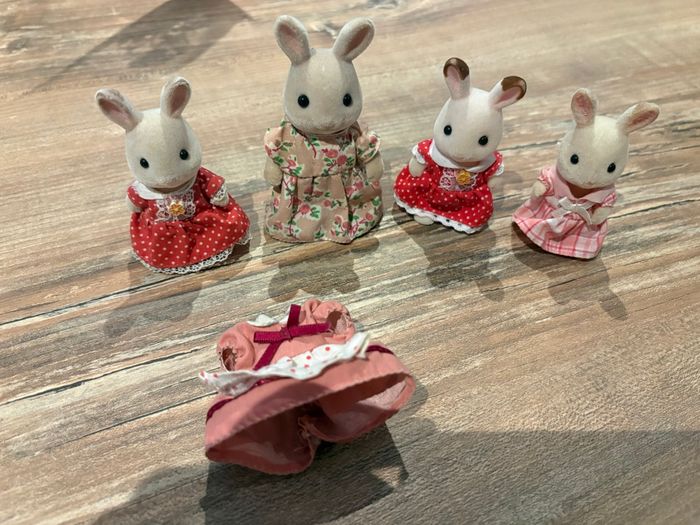 Lot de 5 lapins Sylvanians + 1 vêtement - photo numéro 2