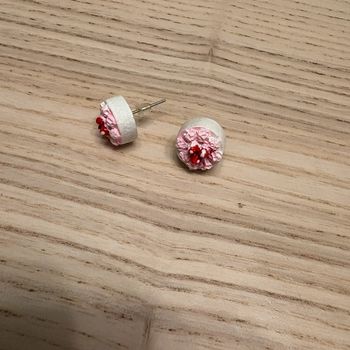 Boucles d’oreilles gâteaux • roses & blanches 🌿