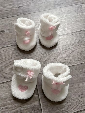 2 paires Chaussons blanc noeuds rose 3 mois