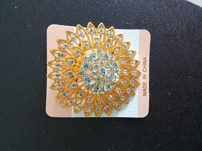 Broche dorée ronde - photo numéro 3